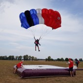 Gminny Piknik Lotniczy - skoki spadochronowe na celność lądowania.