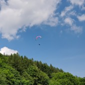 Grzmiąca Paragliding Fly, Tomek walczy w parterze.