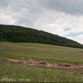 Widok od strony przedpola na  prawą stronę zbocza.