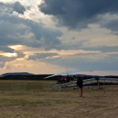 Gminny Piknik Lotniczy - hole lotni za motolotnią na koniec pierwszego dnia.