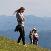 Marta nielot, podziwia widoki.