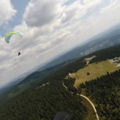 Polana przy schronisku na szczycie, są tu też dwa orczyki.