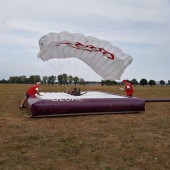 Gminny Piknik Lotniczy - skoki spadochronowe na celność lądowania.