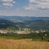 Widok ze startu na wprost, na północny-wschód.