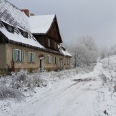 Budynek przy schronisku po drugiej stronie drogi.