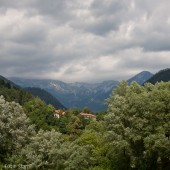 Widok z lądowiska na Kobali na zaśnieżone szczyty gór.